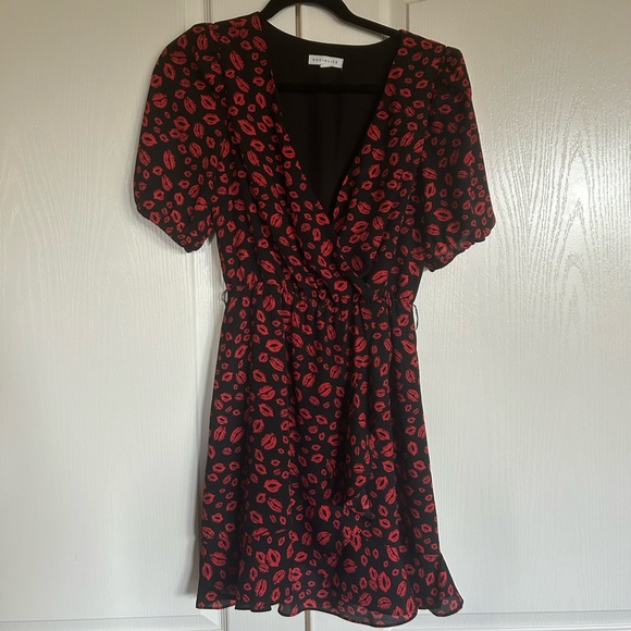 Socialite lip print faux wrap puff sleeve ruffle mini dress size small - Picture 2 of 8